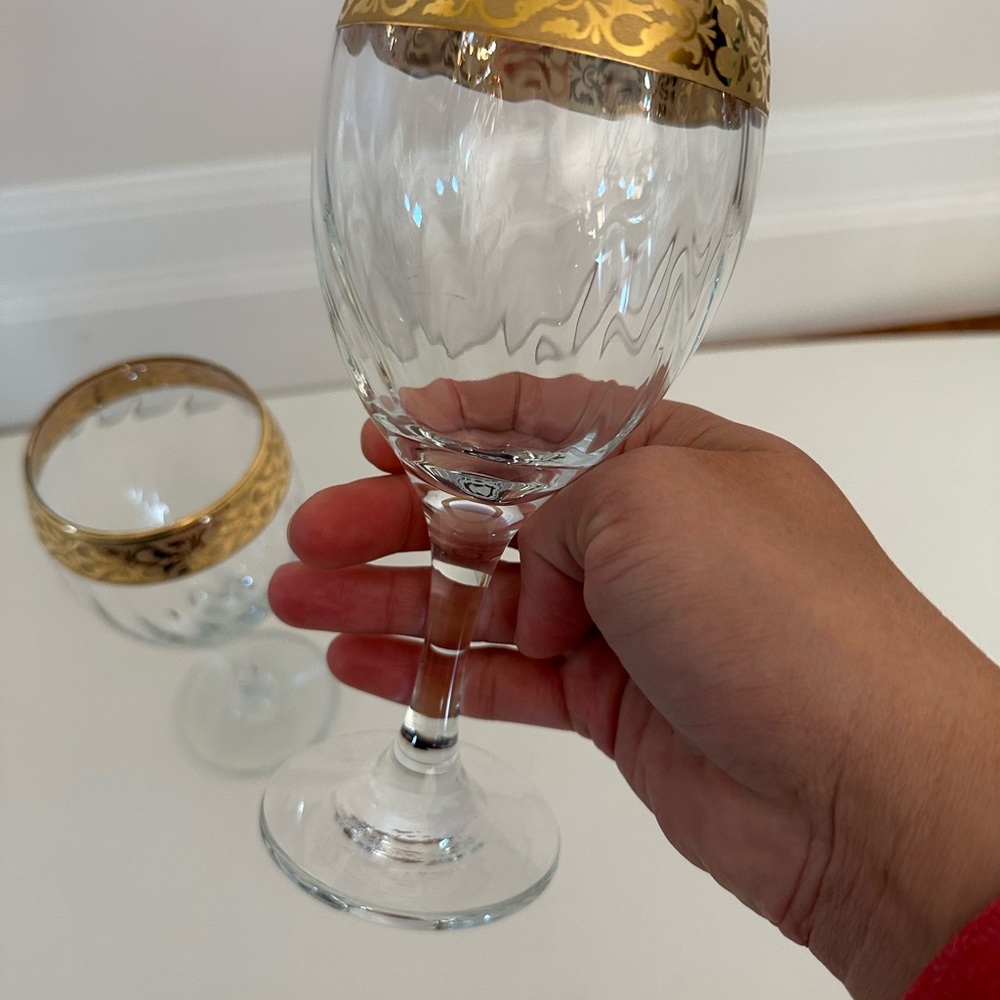 Elegant Gold Rimmed Wine Glass Set - Picture 5 of 6